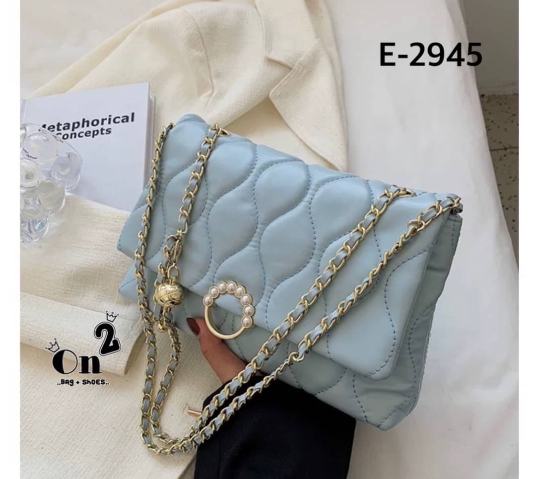 กระเป๋าสะพายมาใหม่ งานสไตล์แบรนด์ เปิดหน้า สายสะพายยาวแบบครอสบอดี้หรือดึงขึ้นสะพายข้างได้ค่ะ