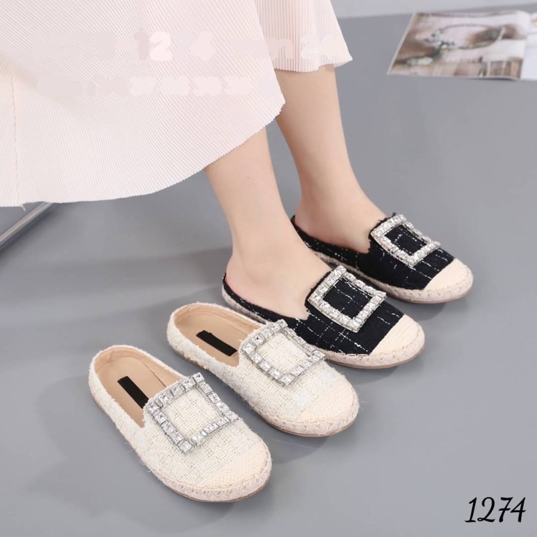 สุดปัง แห่งปี ต้องรุ่นนี้ รองเท้าอะไรใส่ได้ทุกวัน...!!!! 1274 พร้อมส่ง รองเท้าทรงปิดหัว เปิดส้นเท้า แบบสวม ใส่ง่ายมาก ดีไซน์ด้วยผ้าทวีต เกรดA ไม่พอ แต่งเพชรเกรดพรีเมี่ยม ทนทาน แข็งแรง ไม่หลุดง่ายค๊า แบบสวยมาก ใส่กับเสื้อผ้าชุดไหนก้สวยไปหมดด แถมใส่นุ่ม พื้