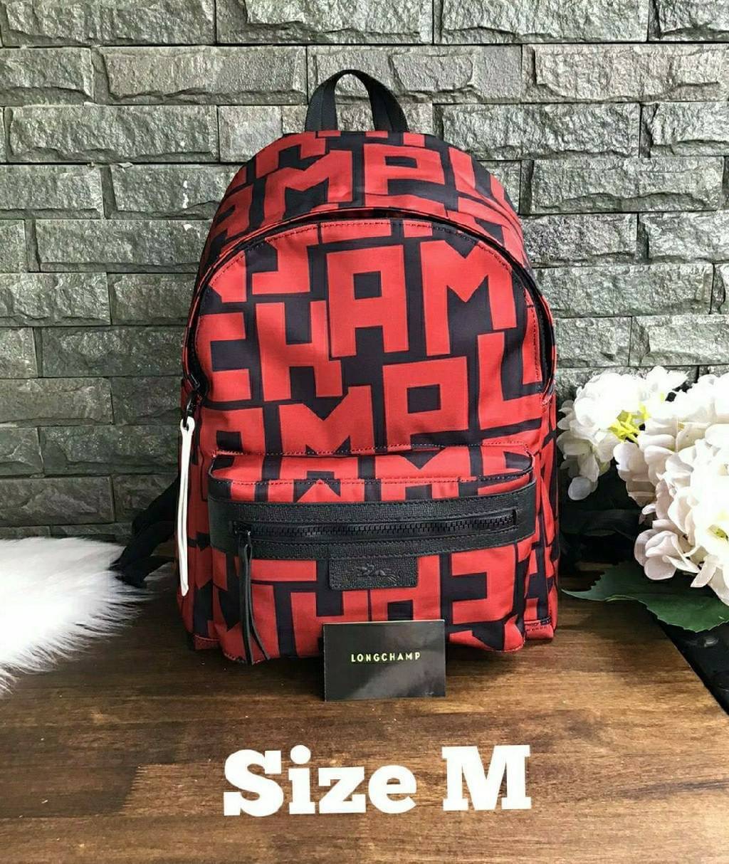 LONGCHAMP LE PLIAGE LGP BACKPACK รายละเอียด • วัสดุ: ผ้าใบ • อะไหล่: นิกเกิล • ตัวกระเป๋า: ผ้าใบโพลีอะไมด์เคลือบด้านใน • ตกแต่ง: หนังวัว รายละเอียดภายนอก • การปิด: ด้วยซิป • สายสะพาย: เลื่อนปรับระดับได้ • ช่อง: 1 ช่องซิป ภายใน • ช่องใส่ของ: 1 ช่อง ช่องด้า