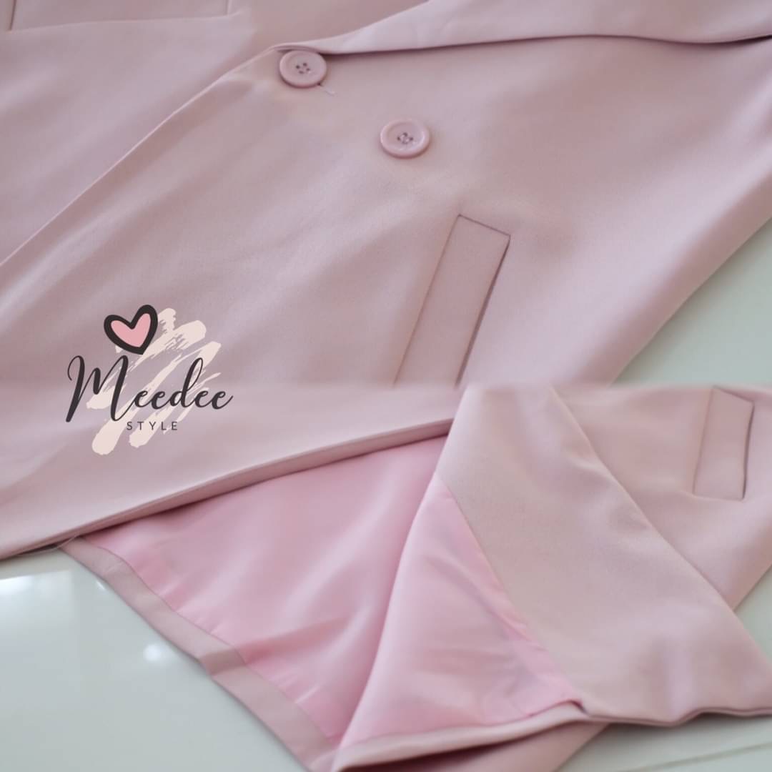 ขายดีตลอดปี --- blazer แขนกุดเนื้อผ้าสูทอย่างดี ดีเทลสวยงานตัดเย็บปราณีต ตัวยาวปกเชิ้ตทรงปล่อย มีกระดุมคู่พร้อมกระเป๋าข้าง ซับในซาตินอย่างดีความยาวคลุมสะโพก เหมาะใส่ทำงานกึ่งสุภาพ หรือจะใส่เที่ยวเล่นลำลองก็เกร๋ไม่เบา ดูมีรสนิยมสุดๆค่ะ