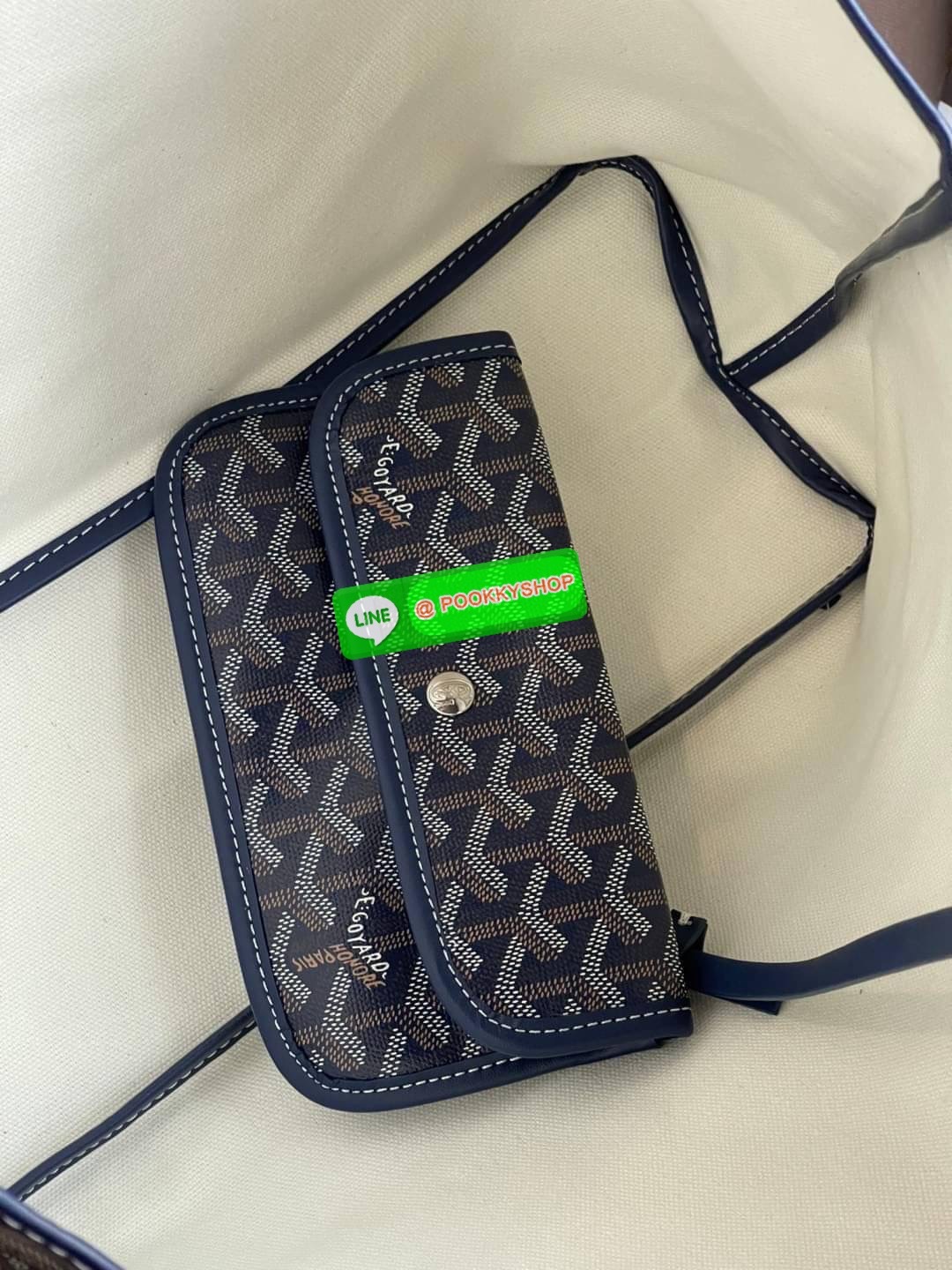 💕 Goyard Saint Louis Pm Bag กระเป๋าสุดคลาสสิกจากแบรนด์เก่าแก่ของฝรั่งเศส ความพิเศษคือแต่ละใบต้องเพนท์ลายโมโนแกรม Chevron ด้วยมือเท่านั้น จึงเป็นเหตุผลที่กระเป๋า Goyard กลายเป็นหนึ่งในกระเป๋าที่คนต้องการ โดยเฉพาะรุ่น St. Louis Tote ที่ว่ากันว่าเป็น