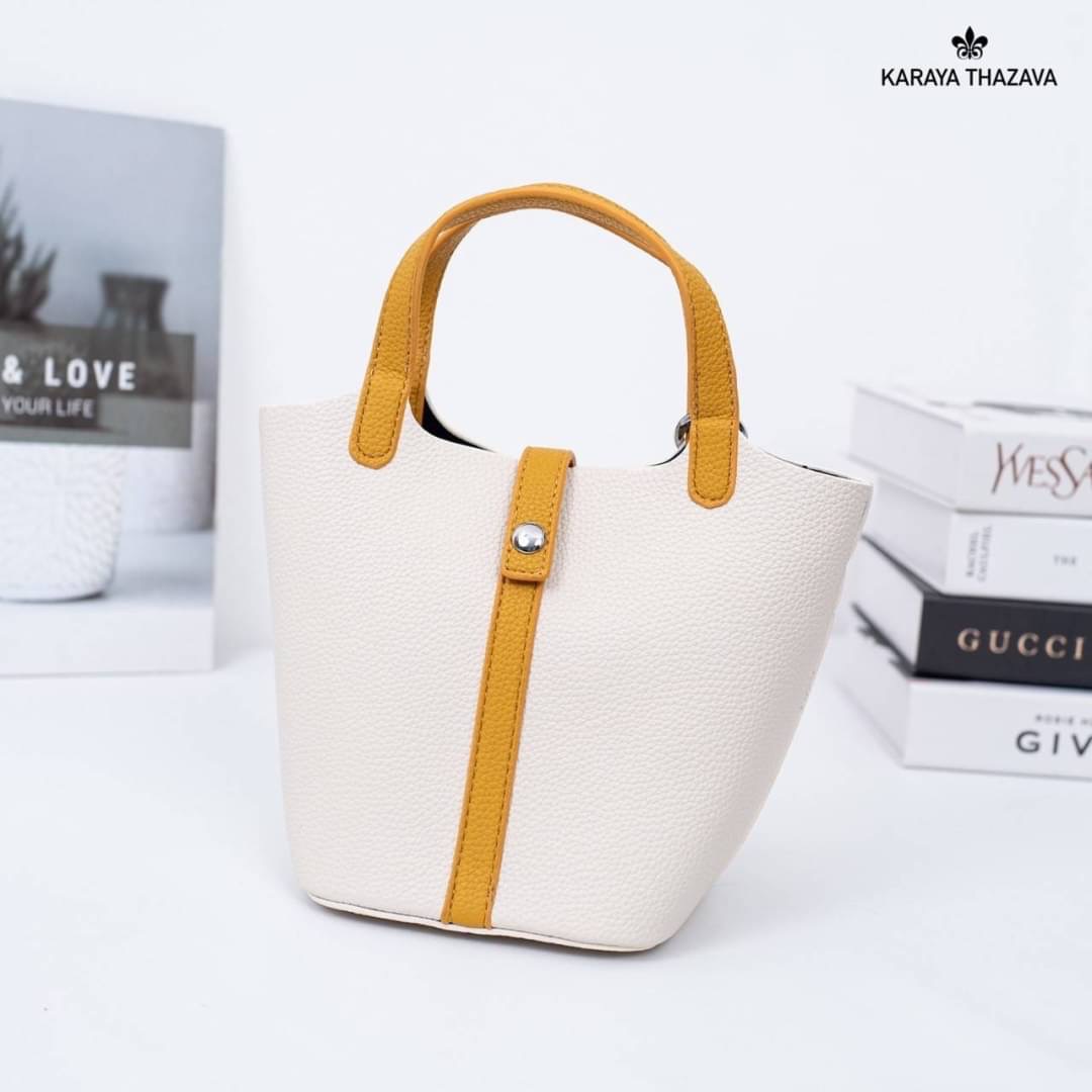 แบรนด์แท้ KARAYA รุ่นใหม่ ทรงถัง ภายในกว้างจุของได้เยอะคะ แถมฟรีพวงกุญแจ น่ารักมาก