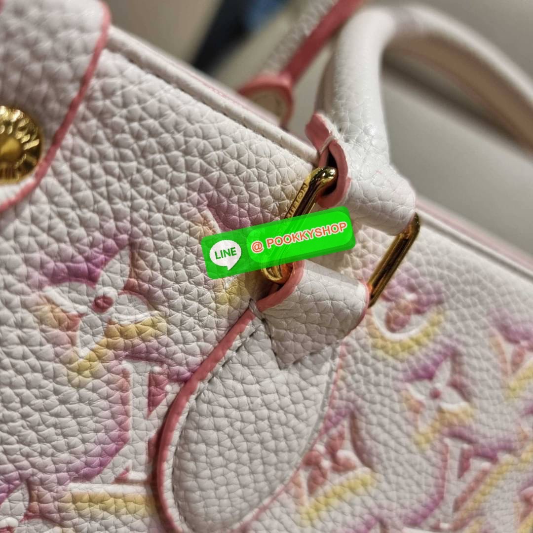 New arrival!! LV crossbody tote bag ดีไซน์ใหม่ น่ารัก ละมุน น่าใช้มาก จากเคาน์เตอร์ dutyfree กระเป๋าทรงโท้ทที่ใครเห็นต้องเป็นคลั่งรัก ดีไซน์คลาสสิค ผู้ดี หรูหรา โทนสีใช้งานง่าย ทุกสไตล์ วัสดุหนัง pepble มาพร้อมหูจับในตัว คล้องแขนก็ดูแพง หรือจะเกี่ยวสายครอ