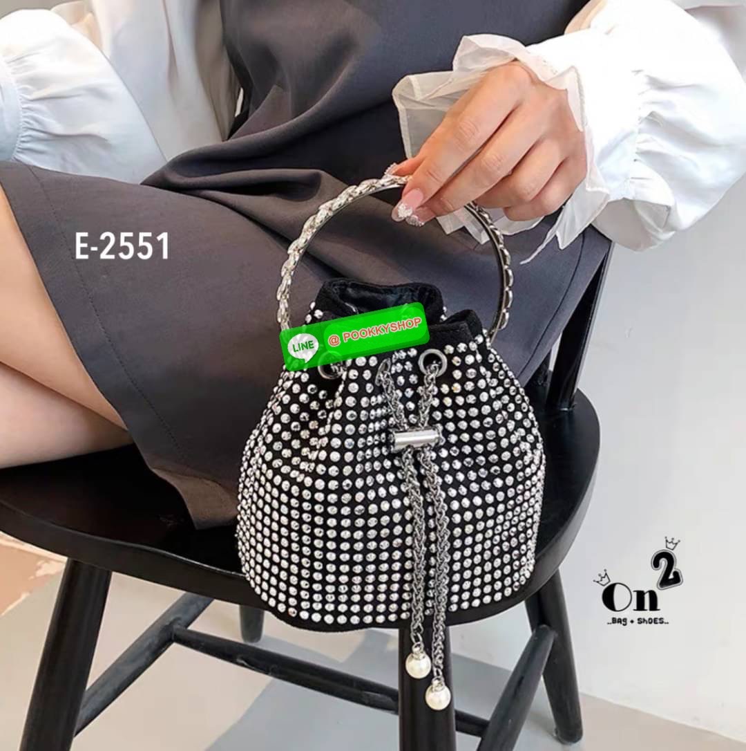 New arrivals 👜👜กระเป๋าแฟชั่นมาใหม่ ทรงขนมจีบ เปิดปิดแบบหูรูด วิ้งๆ น่าใช้มากค่ะสายสะพายโซ่แบบ Cross body จับจองกันเลยคร่าสาวๆไม่มีไม่ได้แล้ว สวยทุกสีคร่า