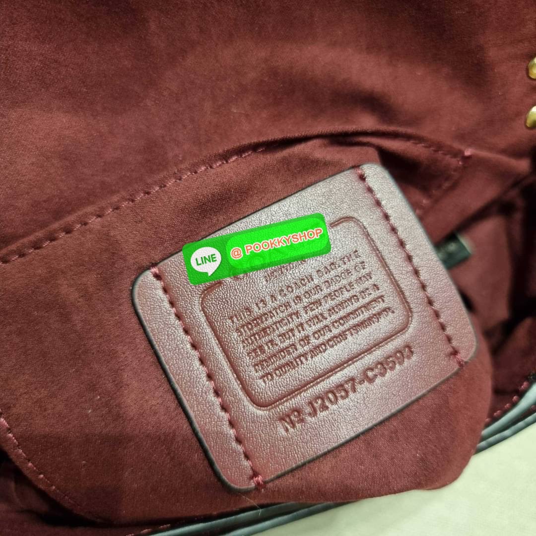 COACH C3593 GEORGIE SADDLE BAG IN COLORBLOCK SIGNATURE CANVAS WITH RIVETS ยกระดับความหรูให้กับตัวเองกันหน่อย ด้วยกระเป๋ารุ่นนี้!! ครอสบอดี้ที่ดีไซน์หรู อัพเลเวล ในราคาที่จับต้องได้ วัสดุหนังแคนวาสเคลือบสลับหนังเรียบ พิเศษไปอีกตกแต่งขอบด้วยหมุด เพิ่มดีเทลก