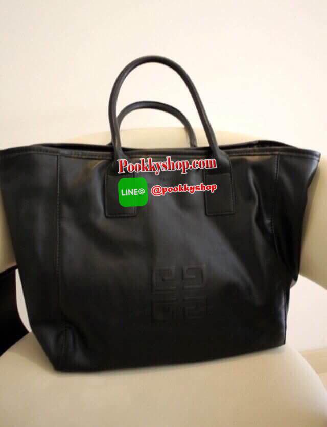 Best Seller! Givenchy Black Soft Leather Shoulder Handbags (Limited edition!) กระเป๋าถือหรือสะพายพรีเมี่ยมของเเท้จาก "Givenchy Perfume Counter" วัสดุหนังนิ่มเรียบสีดำด้านหน้าปั้มโลโก้แบรนด์ GV ภายใน Polyester 100% สีดำสกรีนโลโก้สวยดูดี เปิดปิดด้