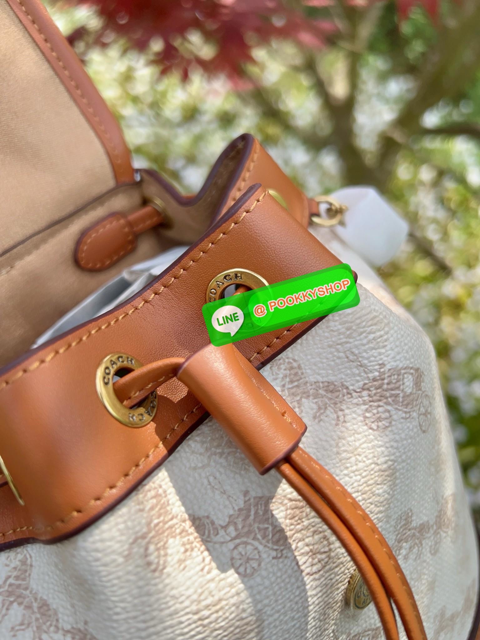 NEW ARRIVAL! **สินค้าเข้าใหม่** COACH HARPER BACKPACK WITH HORSE AND CARRIAGE PRINT ((CAM31)) 🔖พร้อมส่งใหม่ล่าสุด! กระเป๋าสะพายมีหูหจับด้านบน ที่สามารถพกพาไปไหนมาไหนได้ตลอดเวลา หนังแท้อย่างดีนิ่มสวย((หนังไม่แข็งทื่อนะคะ))ตัวกระเป๋าปริ้นท์ลายรถม้าอ