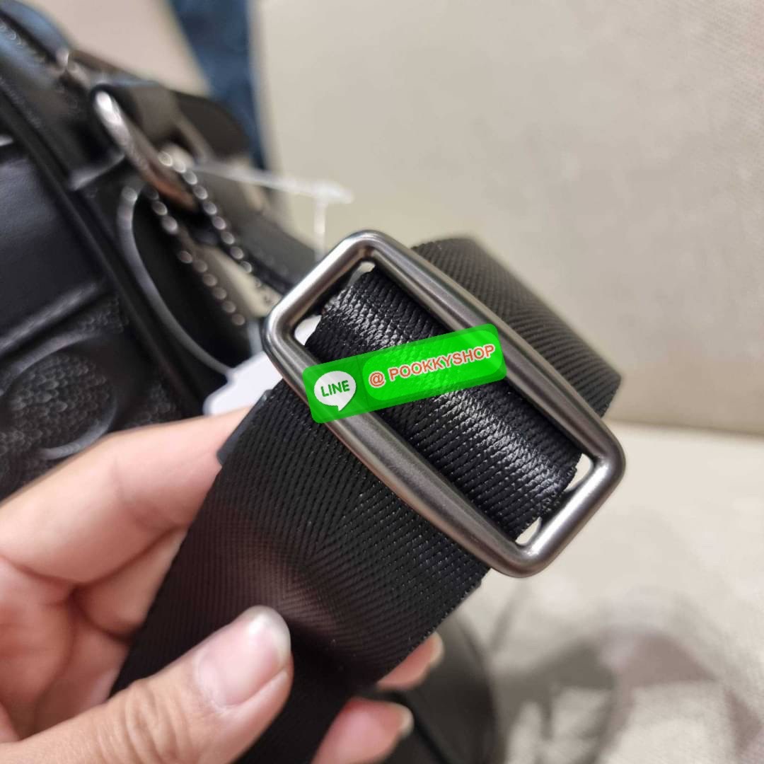 COACH F28455 CHARLES CAMERA BAG IN SIGNATURE LEATHER รุ่นสุดฮิตที่หนุ่มๆเค้ารู้กัน กับกระเป๋าสะพายข้างทรงแมสเซนเจอร์ ที่อัพเลเวลความหรูด้ายลายปั๊มซิกเนเจอร์นูน บนวัสดุหนัง crossgrain ตัดสลับด้วยหนังแท้ สัมผัสดีทั้งใบ มีช่องซิปให้ด้านหน้า และช่องย่อยด้านหล