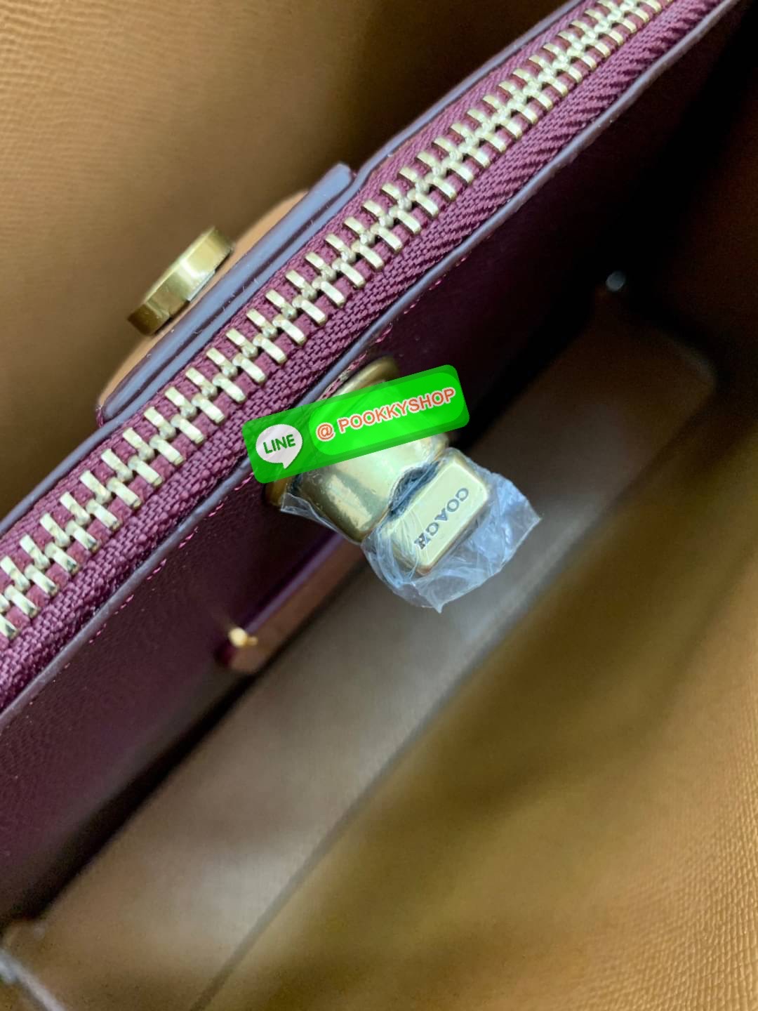 COACH WILLOW SHOULDER BAG ((C2745//C2590//C2621)) พร้อมส่ง ไม่ให้หลงรักยังไงไหว 🔺กระเป๋าหิ้ว//คล้องไหล่//สะพายข้าง สุดคุ้ม! หนังแท้ชั้นดีที่สุด ได้ไปหลงรักแน่นอนค่ะ หนังสวยมากๆ 🔺ตัวกระเป๋าแบ่งเป็นสองช่องหลัก ด้านนึงเป็นแบบหมุนล็อค//อีกด้าน