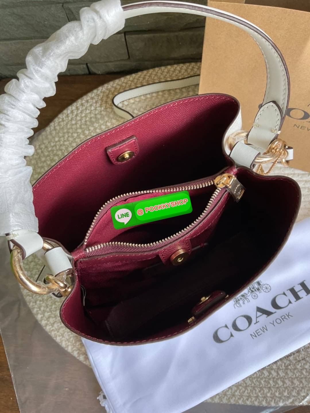 COACH SMALL TOWN BUCKET BAG IN SIGNATURE CANVAS รุ่น 2312 Collection บักเก็ตคลาสสิค รุ่นยอดนิยม กำลังมาแรงมากๆ กระเป๋าสะพายไหล่ และ Cross Body วัสดุหนังแคนวาสอย่างดี มาพร้อมสายสะพายสะพายไหล่ถอดออกไม่ได้ / สายสะพายยาว สายถอดออกได้ มี 3 ช่องใช้งาน