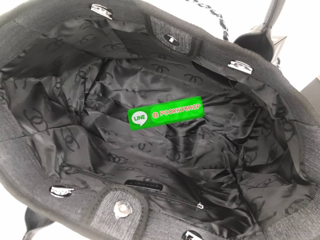 premium gift Chanel Tote canvas จากแบรนด์ Chanel กระเป๋าสะพาย Chanel Tote canvas โลโก้ปักกระเป๋าทรง Tote ผ้า canvas เนื้อหนาอย่างดีมีซับใน ด้านหน้าปักโลโก้ไข่มุกแบรนด์หรู หูจับมี 2 แบบคือ แบบสายหนัง และ โซ่ สามารถสะพายไหล่ได้คะ ใบใหญุจุของคุ้ม แต่น้ำหนักเ