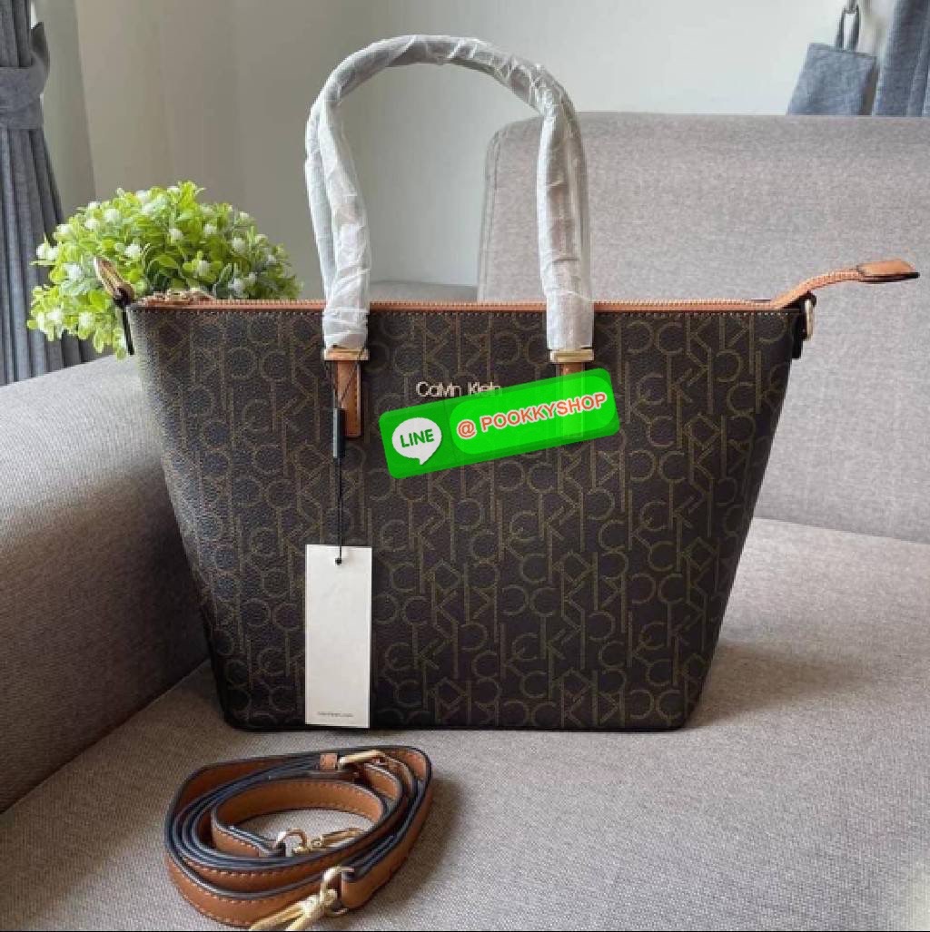 กระเป๋าทรงช้อปปิ้ง จากแบรนด์ Calvin Klein หนังดี ทรงสวยมาก มาพร้อมสายสะพายหนัง ถอดได้ ปรับระดับได้ เปิดปิดด้วยซิปบน ภายในโล่งกว้าง ซับในอย่างดี มี 1 ช่องซิป และ1 ช่องเล็ก