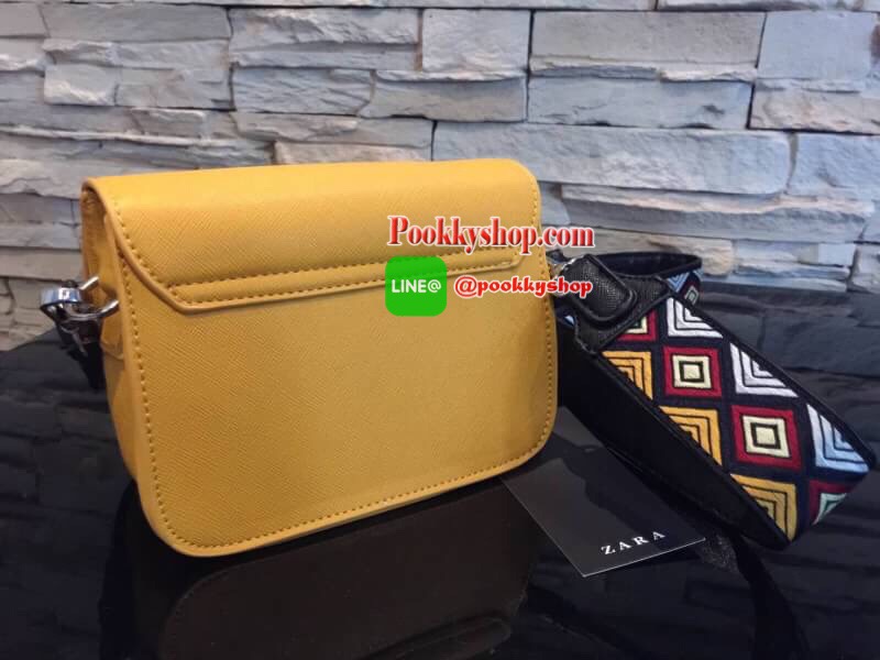 Don't Miss! Best Seller! ZARA CROSSBODY WITH 2STRAPS กระเป๋าถือหรือสะพายทรงคลัชรุ่นยอดนิยมวัสดุหนัง Saffiano อยู่ทรงสวยหรูสไตล์ PRADA แข็งแรงทนทาน ดีไซน์เก๋ไม่ซ้ำใคร เปิดปิดด้วยตัวล๊อคเอกลักษณ์ของ ZARA ภายในมีโลโก้ สามารถใส่มือถือ iphone7+ ได้ โดดเด่