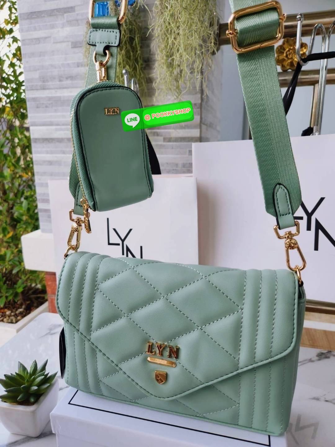 กระเป๋า Lyn สะพายข้าง คอลเล็คชั่นใหม่ มีใบลูกด้วยนะคะ สายสะพาย sport สามารถปรับระดับได้ค่ะ ด้านในใบแม่แบ่งเป็น 2 ช่องใช้งาน