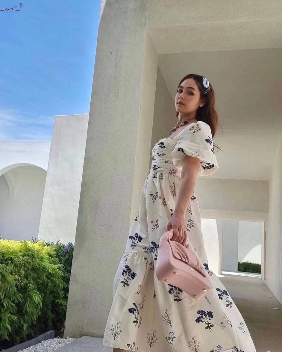 เดรสยาวเเเขนสั้นพองๆ กระโปรงต่อริ้วระบายยาวหนึ่งชั้น ใส่สวยมากๆ ดูดีเหมือนเซเลปเลยค่ะ สวยเปะเวอร์ ใส่เที่ยว ใส่ได้หลายโอกาส จัดด่วนนนๆ ชุดสวยหมดเร็วนะคร๊า สั่งก่อนสวยก่อน!!