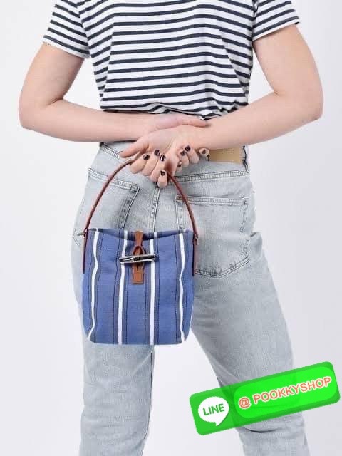 Long Champ Roseau Essential Raye กระเป๋าทรงถังขนาดเล็ก วัสดุผ้าฝ้ายลายทาง ตัดแต่งหนังวัว ซับในผ้าฝ้ายสีพื้น สีสันสดใส สามารถใช้ในชีวิตประจำวันได้อย่างสะดวก น้ำหนักเบา จุของได้เยอะ ด้านในมีกระเป๋าซิป 1 ช่อง มีสายสะพายไหล่ ถอดสายได้ ห้ามพลาดเลยค่า