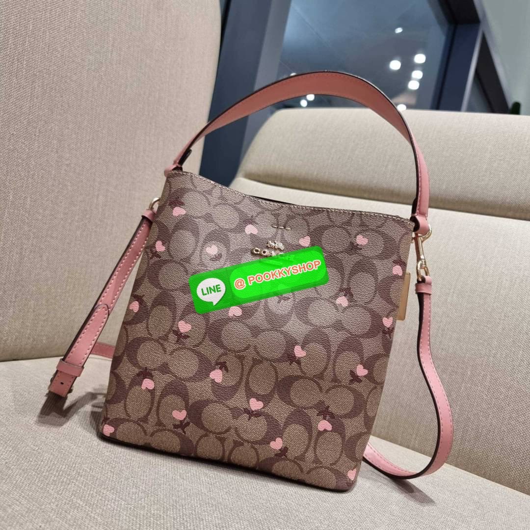 COACH C3238 SMALL TOWN BUCKET BAG IN SIGNATURE CANVAS WITH HEART FLORAL PRINT กระเป๋าบัคเก็ตน่ารักสดใส ลายพริ้นท์หัวใจเต็มใบ ดีไซน์ตัดกับสีกากีได้อย่างลงตัว วัสดุหนังแคนวาสเคลือบลาย ปากกระเป๋าเปิด-ปิดด้วยกระดุมแม่เหล็ก 2ฝั่ง มีหูจับในตัวและสายสะพายข้างมาใ