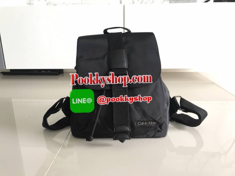 กระเป๋าสะพายหลัง Calvin Klein Backpack เป้ สีดำ พร้อมส่งที่ไทย 2017 กระเป๋าหนังสลับไนล่อน สุด chic มาพร้อมป้ายยี่ห้อ metal สีเงิน ตัดสีดำ อย่างโดดเด่น ข้างหลังมีซิปเปิดปิดได้ค่ะ ช่องกระเป๋าปกติใช้สายรูด แบบขนมจีบ ล็อคด้วยกระดุมเป๊ก สะดวกสบายและจุของได้เย