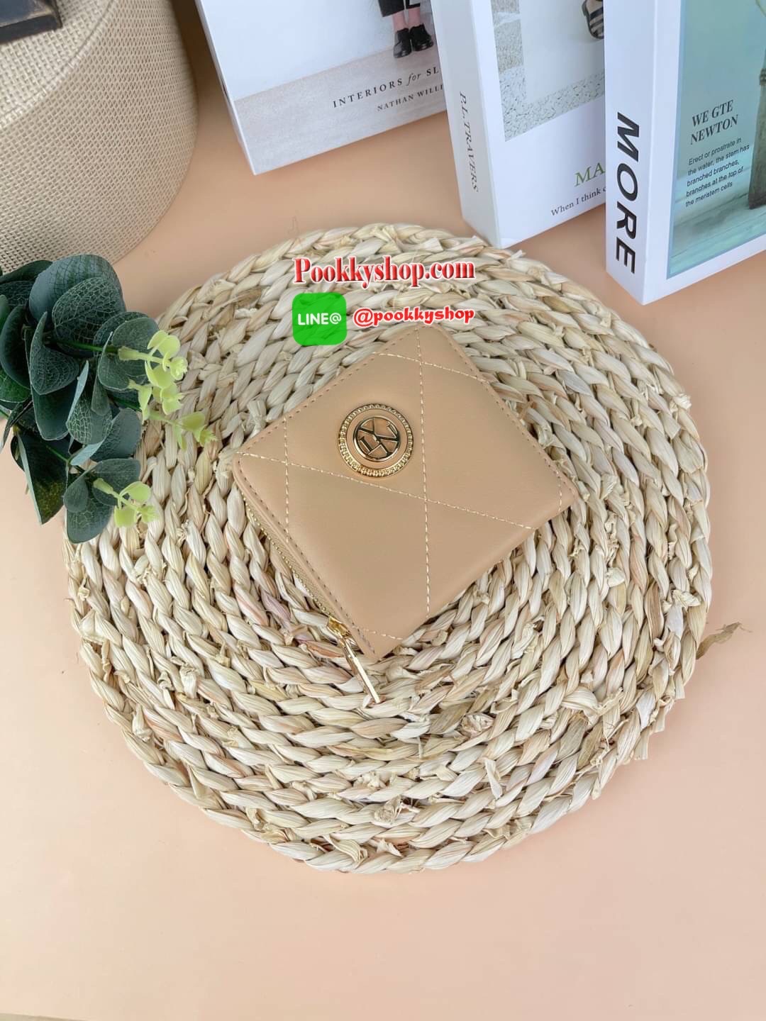 Lyn Decade Wallet กระเป๋าเงินใบสั้น รุ่นนี้สวยน่ารักมากๆ จับถนัดมือ มีฟังก์ชันให้ใช้ครบจบในใบเดียว! วัสดุหนังนุ่มมือ เดินด้ายทั้งใบเพิ่มดีเทล มีโลโก้สวยเด่นที่ด้านหน้า เปิดปิดแบบกระดุมแม่เหล็ก มีช่องใส่ธนบัตรได้ตามยาว ใส่แบงค์ไม่ต้องพับค่า ช่องการ์ด 6 ช่อ