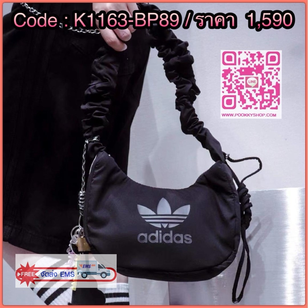 Rare items! ในเวปรุ่นนี้ขายเกือบๆ3พันจ้าา ADIDAS ORIGINAL NYLON BAG 2024 ยังมีพร้อมส่ง! สวยจึ้งมากๆค่าสาวๆ กระเป๋าแนววสปอร์ตจากอดิดาส ไม่ตกเทรน วันไหนๆจะพกพาในไทยหรือ ตปท.ได้หมด วัสดุไนล่อนเสริมนวมอย่างดี ขนาดกลางๆ ค่ะ