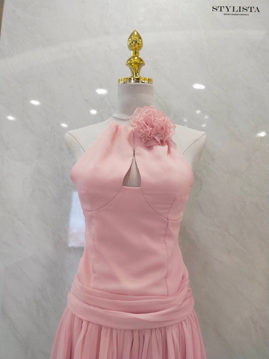 เดรสแฟชั่น เดรสยาวโทนพีชหวาน ดีไซน์เก็บเอว พร้อมดอกกุหลาบคอผูกสุดละมุน