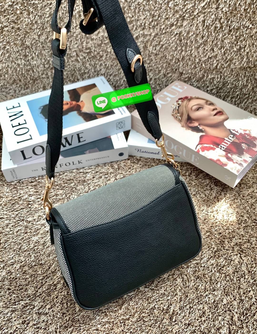 COACH LUCY CROSSBODY BAG((CA622)) 🔹พร้อมส่ง กระเป๋าสะพายแบบครอสบอดี้ร์ ทรงเก๋ วัสดุ แคนวาส+หนังแท้ ได้ลงตัวสวยงาม 🔹เปิดปิดกระเป๋าแบบกระดุมแป๊กสองข้าง ภายในมีข่องให้ใส่ของ3ช่องด้วยกัน ช่องค่อนข้างกางออกได้กว้าง จุของได้หลายอย่างเลยค่ะ มีช่อ