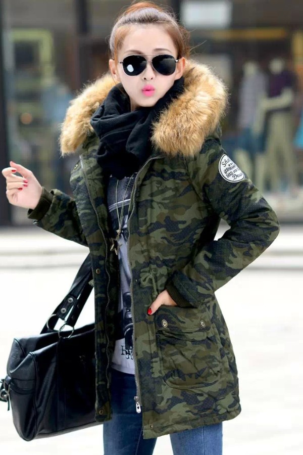 เสื้อกันหนาวแฟชั่นนำเข้า : เสื้อกันหนาวแฟชั่น พร้อมส่ง สีเขียวขี้ม้า ลายทหาร แต่งสายรูดจั๊มช่วงเอว มีฮูท พร้อมผ้าขนสัตว์แต่งเข้าตัวชุด เท่ห์สุดๆ กระเป๋า 2 ข้างใช้งานได้ เสื้อตัวนี้หน้าหนาวปีนี้พลาดไม่ได้เลยค่ะ