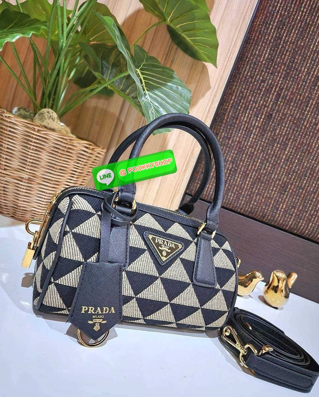 ✴️ห้ามพลาด!✴️PRADA FABRIC MICRO BAG VIP GIFT WITH PURCHASE (GWP) กระเป๋าพรีเมี่ยมกิ๊ฟ Limited จาก PRADA DUTYFREE COUNTER โดดเด่นที่วัสดุ Jacquard Fabric Micro ดีไซน์สวยคลาสสิคขนาดกำลังดี หูกระเป๋าประดับTagแบรนด์ถอดออกได้ ภายในมีโลโก้ ใส่มือถ