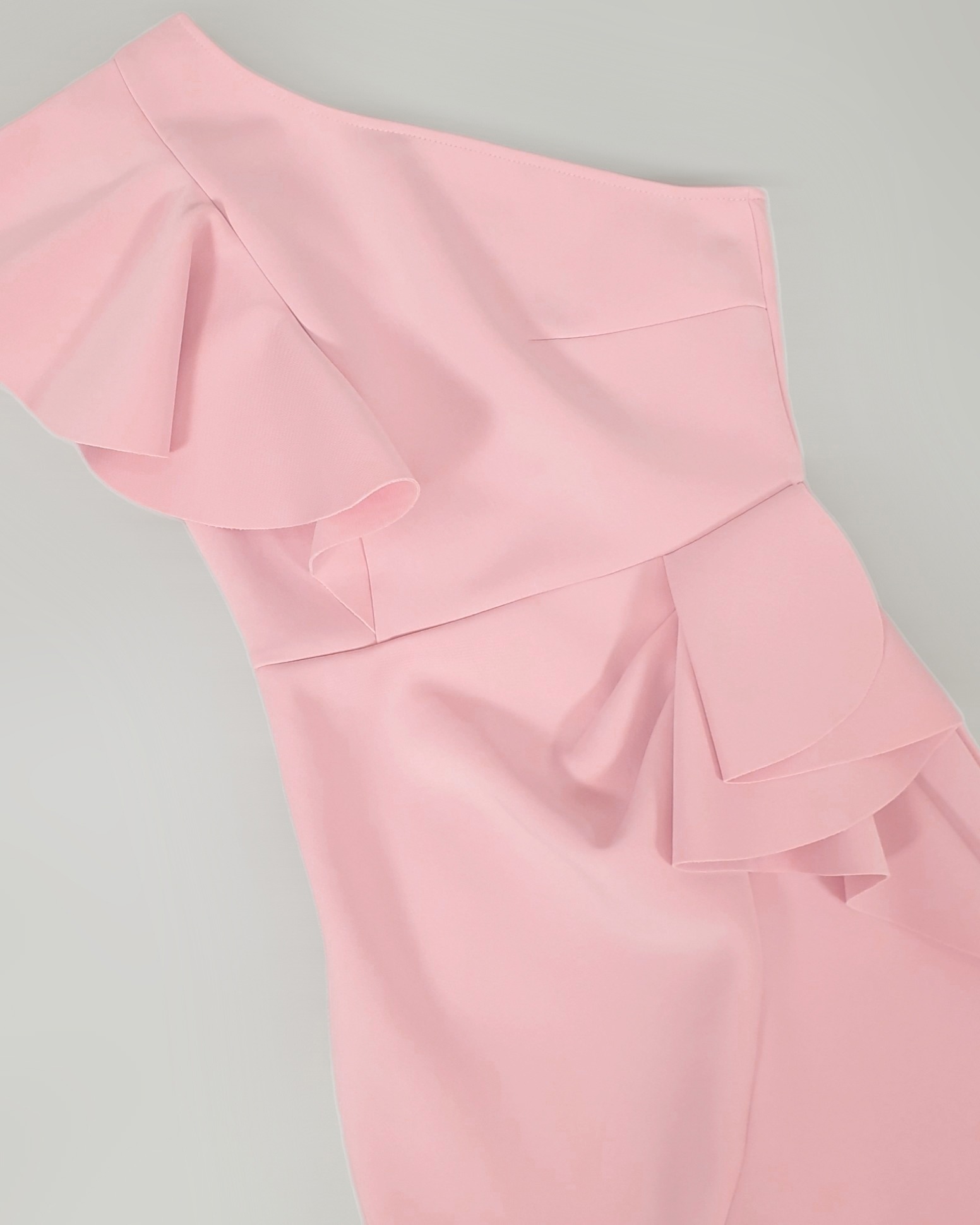 เดรสแฟชั่น เดรสไหล่เดียวทรงเข้ารูป แต่งระบายวงกลมที่ไหล่ กระโปรงป้ายระบายเฉลียง