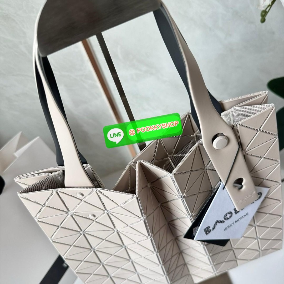 BAO BAO PRISM PLUS Handbag (Large) 🔖กระเป๋าถือจากแบรนด์ BAO BAO ISSEY MIYAKE ดีไซน์คลาสสิกทรงสี่เหลี่ยม มาพร้อมลวดลายสามเหลี่ยมที่มีมิติ 🔖วัสดุ: โพลีเอสเตอร์ ผสมหนัง 🔖 ปากกระเป๋าเปิด ซับในเป็นไนลอน มีช่องกระเป๋าด้านในและหูหิ้วกระเป