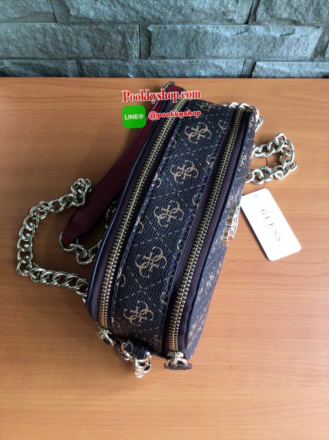 GUESS NOELLE CROSSBODY CAMERA BAG กระเป๋าสะพาย Crossbody รุ่นยอดนิยมหนังเรียบ และ หนังลาย Signature แบรนด์รอบใบ สวยอยู่ทรง ขนาดกำลังดี ด้านหน้ามีโลโก้แบรนด์ เปิดปิดด้วยซิปสะดวกใช้ แบ่งเป็น 2 ช่องซิป ภายในมีโลโก้ซับในลายแบรนด์ ภายในแยกเป็นสัดส่วนใช้งาน ใส่