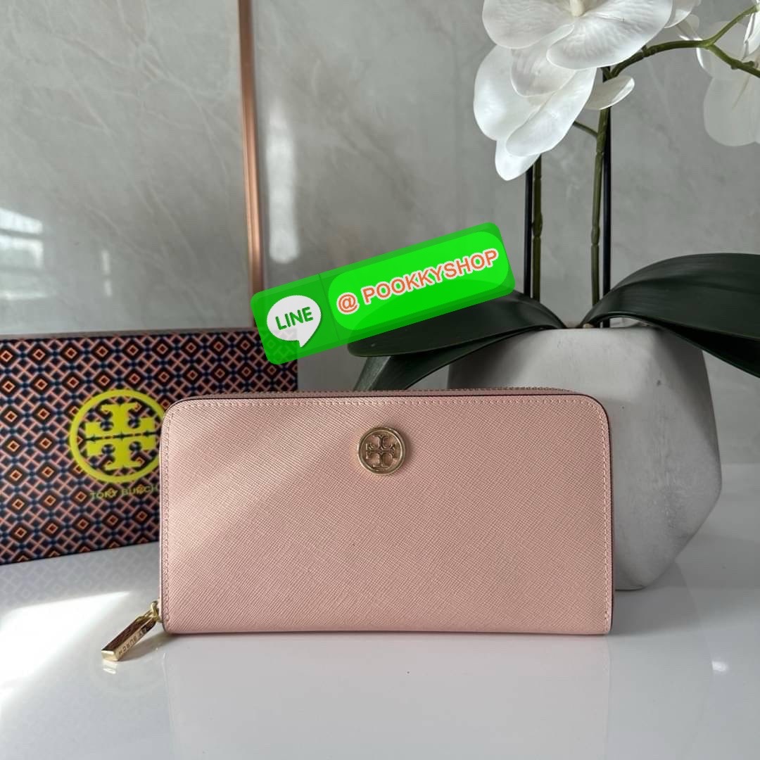 TORY BURCH ROBINSON MULTI GUSSET ZIP CONTINENTAL WALLET กระเป๋าสตางค์ใบยาว แบ่งสัดส่วนด้วยช่องซิปตรงกลางสำหรับใส่เหรียญ มีช่องใส่บัตร และใส่ธนบัตรได้ วัสดุหนังแท้ เปิด-ปิดกระเป๋าแบบซิปรูด ใส่โทรศัพท์มือถือได้ วันชิวๆพกกระเป๋าสตางค์ใบเดียวสะดวกมากค่ะ