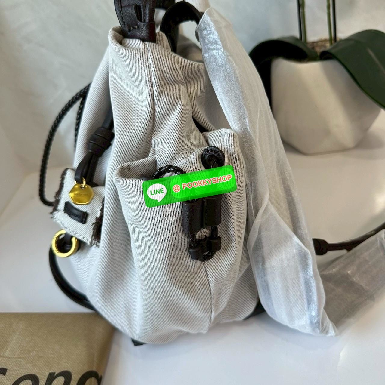 Songmont Series Backpack Female Small Capacity Songmont Drawstring Backpack กระเป๋าเป้สายรูดทรงชิคที่กำลังเป็นกระแสฮิตสุด ๆ เพราะดีไซน์เรียบเก๋ ใช้งานง่าย และแมทช์ได้หลายสไตล์ ดีไซน์ unisex ใช้ได้ทั้งผู้หญิงและผู้ชาย ดีไซน์: ทรงถุงสายรูด (Drawstring) ดูมิ