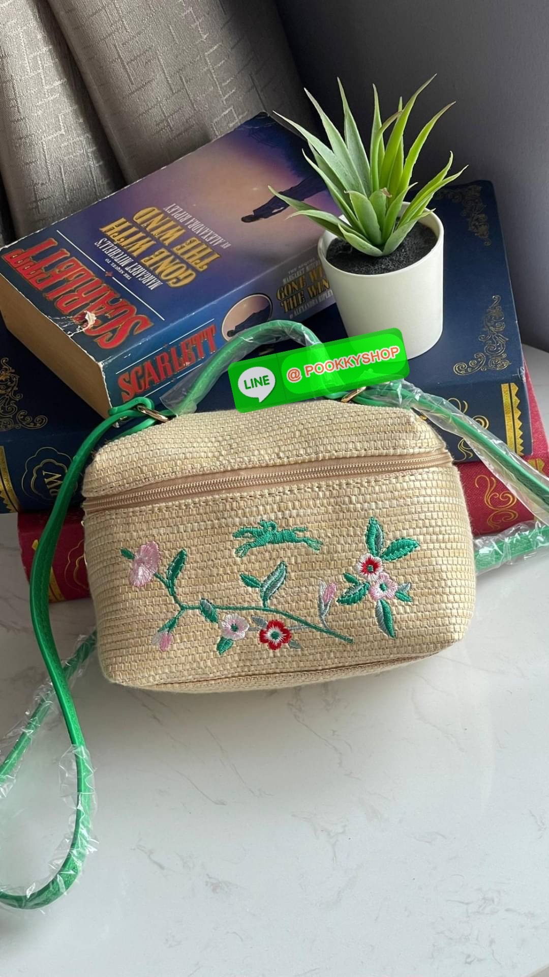 💕 Longchamp vanity xs le panier กระเป๋าสะพายข้างที่ดูเป็นผู้หญิงและไม่คาดฝันใบนี้เป็นเครื่องประดับที่สมบูรณ์แบบในชีวิตประจำวัน มีหูหิ้วและสายสะพาย สามารถถือด้วยมือ สะพายไหล่ หรือสะพายข้างลำตัว Le Pliage เฉลิมฉลองการมาถึงของฤดูร้อนด้วยผ้าใบเอฟเฟกต์