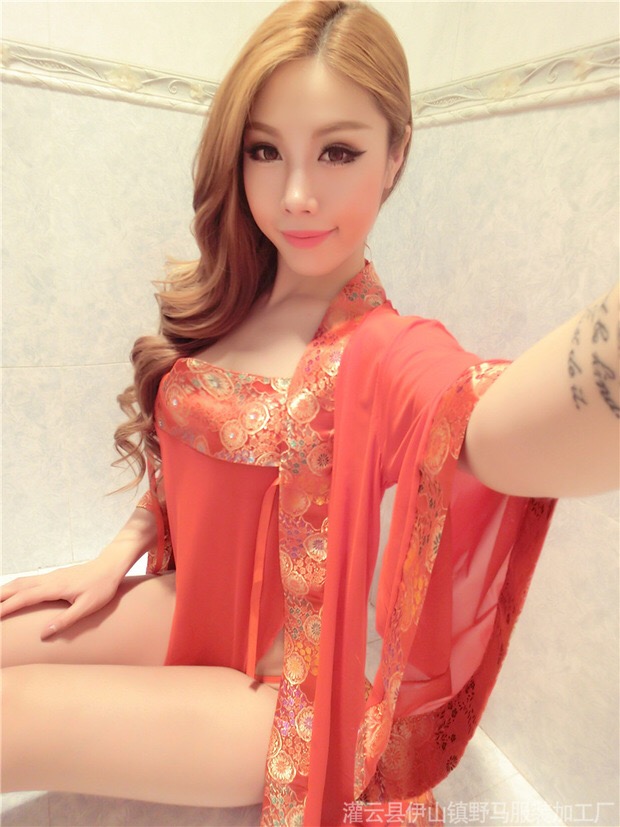 SET ชุดคลุมเซ็กซี่ สีแดง เนื้อผ้าซีทรูสวยหรู แต่งลายปักจีน พร้อม ชุดทูพีซ คล้องคอ สีแดง สไตล์สาวจีน สวย เซ็กซี่มากมายคะ