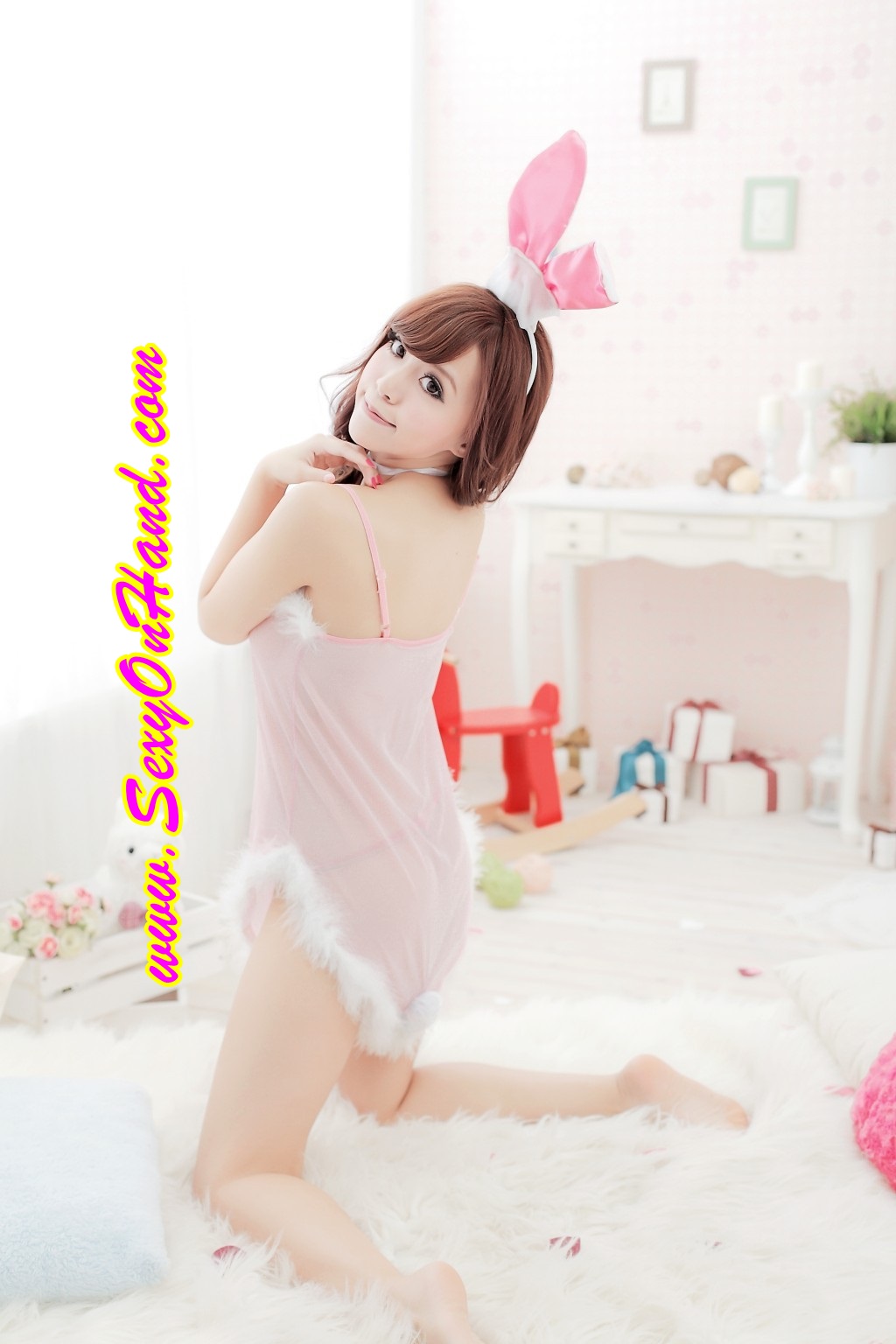 ชุดแฟนซี ชุดคอสเพลย์ บันนี่สาว กระต่ายน้อยสีชมพู เดรสผ้ายืดสีชมพู ชายเล่นระดับ แต่งขนฟู สีขาว +คาดผมหูกระต่ายสีชมพู+ G-string