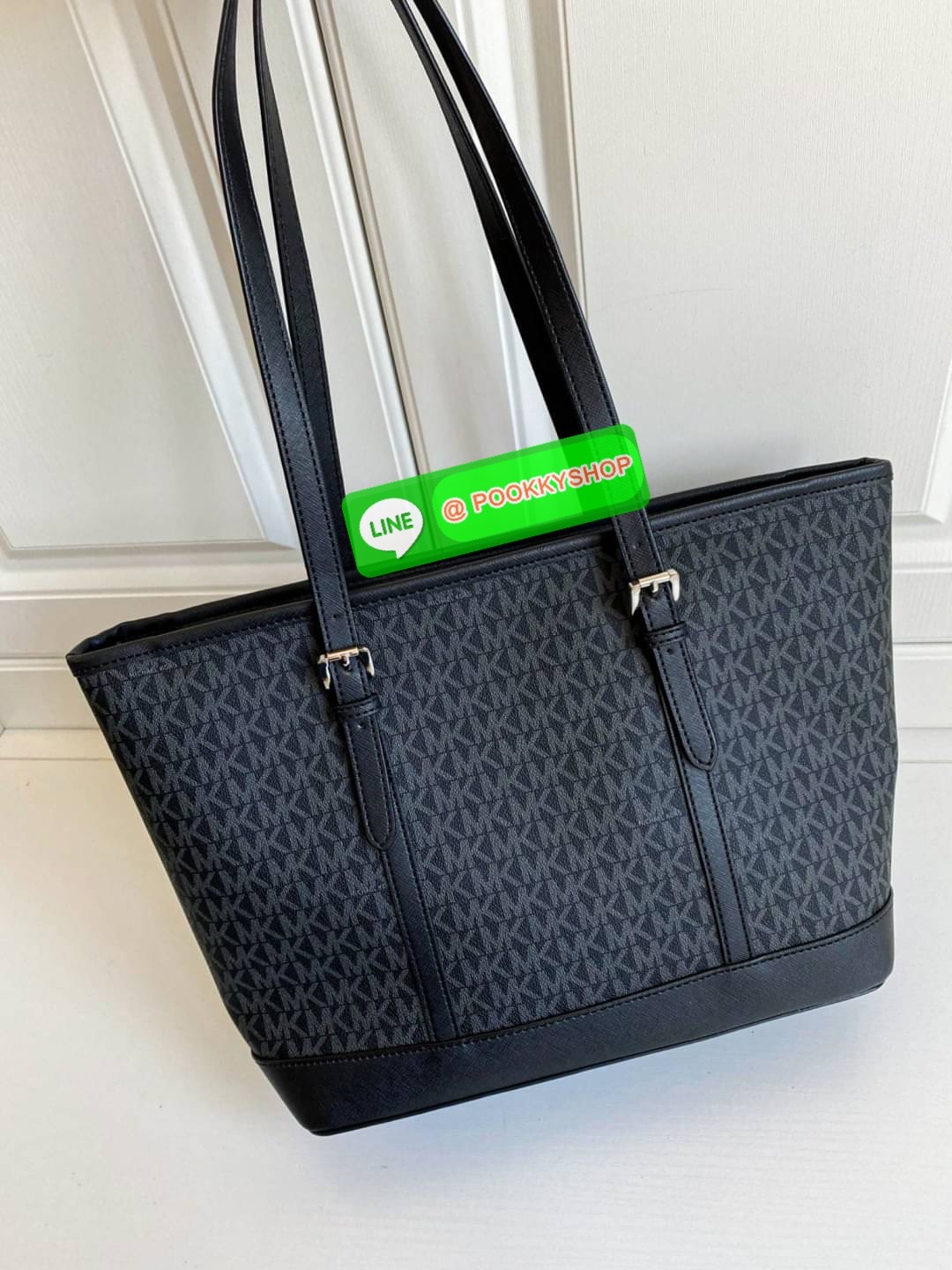 NEW ARRIVALS !! MICHEAL KORS TOTE BAG ของแท้ กระเป๋าสะพายทรง SHOPPING BAG หนัง PVC สวยหรูอยู่ทรง ด้านหน้าประดับโลโก้สีทองสวยหรูพร้อมห้อยพวงกุญแจ MK ภายในปิดเปิดด้วยซิปยาว มีช่องซิปและช่องเล็ก ซับในอย่างดีสกรีน กว้างและจุของได้เยอะมากค่ะ ใส่ ipad กระเป๋าสต