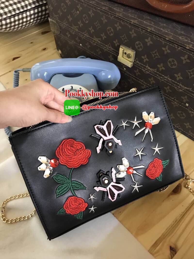 ZARA EMBROIDERED LEATHER CLUTCH กระเป๋าสะพายทรงคลัชวัสดุหนังนิ่มปักลายดอกไม้ประดับคริสตัลด้านหน้าดูมีดีเทล ขนาดกำลังดี น้ำหนักเบา เปิดปิดด้วยซิปสะดวกใช้ ภายในกว้างสามารถใส่กระเป๋าสตางค์ยาวได้ สายสะพายโซ่ Cross Body ได้ เข้าได้กับทั้งกระโปรงกางเกง เป็นอีกห