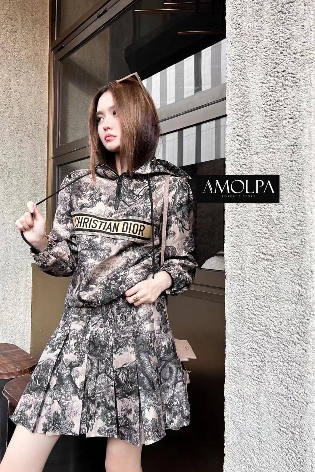 SET HOOD DIOR Classic Original 2023SS ตัวเสื้อเป็นเสื้อคลุมมีฮู๊ดดด มาพร้อมกระโปรงจีบรอบทรงสวย สวยเด่น ผ้าใส่สบายมากกกก เนื้อผ้าดีมากๆค่ะค๊าลูกค้า ใส่แล้วไม่ร้อนระบายความร้อนได้เป็นอย่างดีเลย ผ้าเย็นๆ ใส่สบายสุดๆ แมทซ์กับอะไรก็สวย เข้ากันได้ดี ป้าย Tag DI