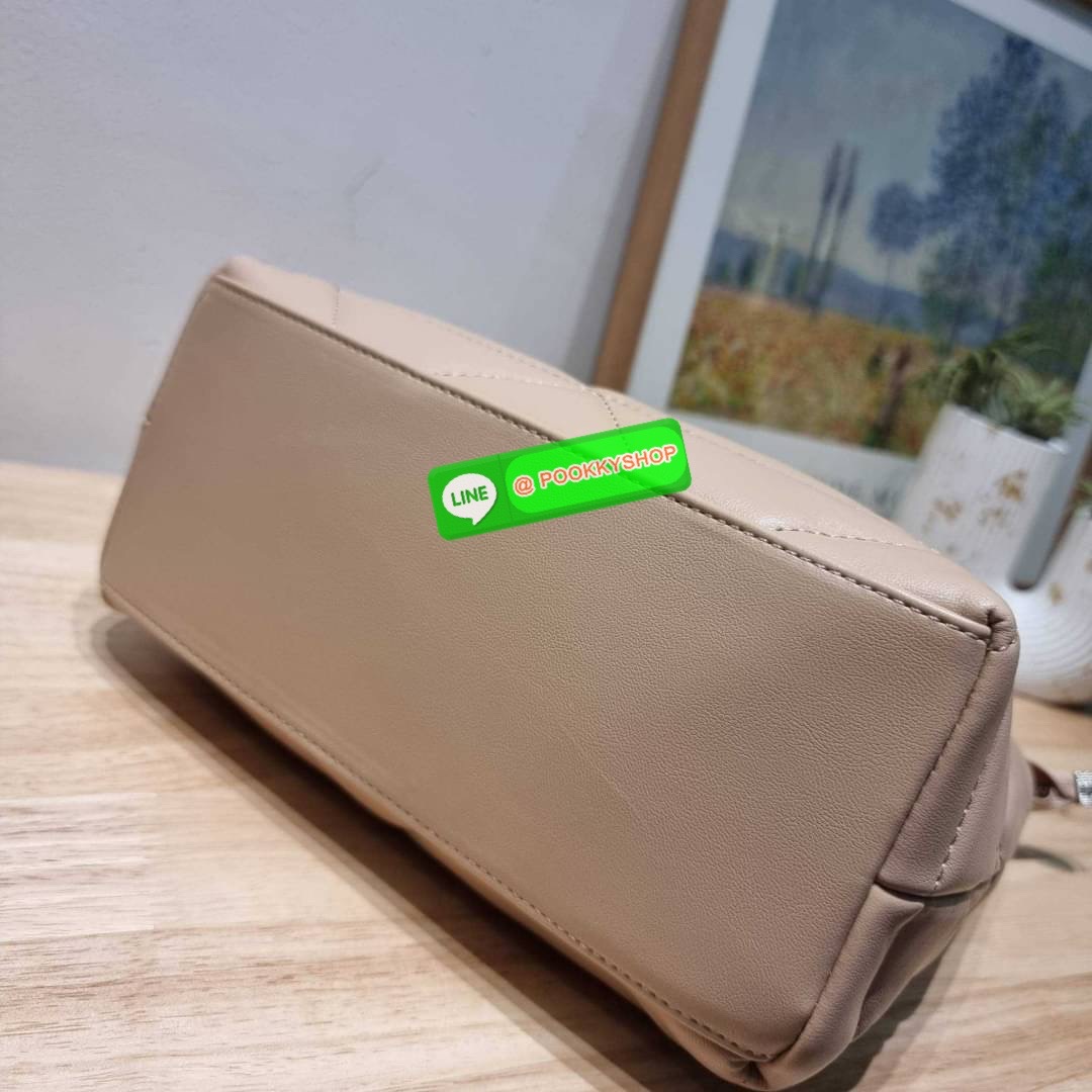 PRADA LEATHER PADDED BAG ใหม่ล่าสุด กับคอลเลคชั่นที่ทำออกมาตอบโจทย์ได้ทุกไลฟ์สไตล์ และเป็นยูนิเซ็กส์ กับกระเป๋าทรงโท้ท ขนาดกำลังดี วัสดุหนังแท้ ตัดเย็บเดินเส้นลายตาราง ปากกระเป๋ามีซิปเปิดปิด ภายในเป็นช่องโล่ง มีช่องแยกให้ มาพร้อมสะพายข้างและใบลูก ให้ได้สน