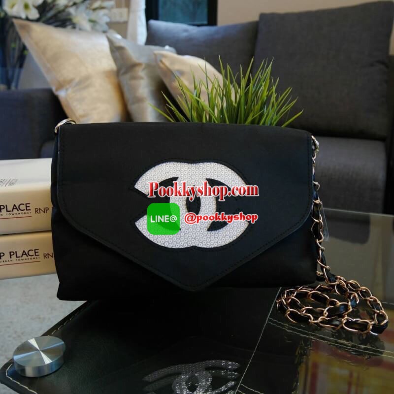 ห้ามพลาดรุ่นใหม่ล่าสุด! Chanel Envelope Cosmetic Bag With Chain VIP Gift With Purchase (GWP) พรีเมี่ยมเเท้จาก Chanel Cosmetic Counter ดีไซน์รูปซองจดหมายวัสดุ Nylon&Polyester 100% อยู่ทรงสวยด้านหน้าประดับโลโก้แบรนด์วิ้งๆสวยหรูดูดี เปิดปิดด้วยฝาปิดพร้อมซิปแ