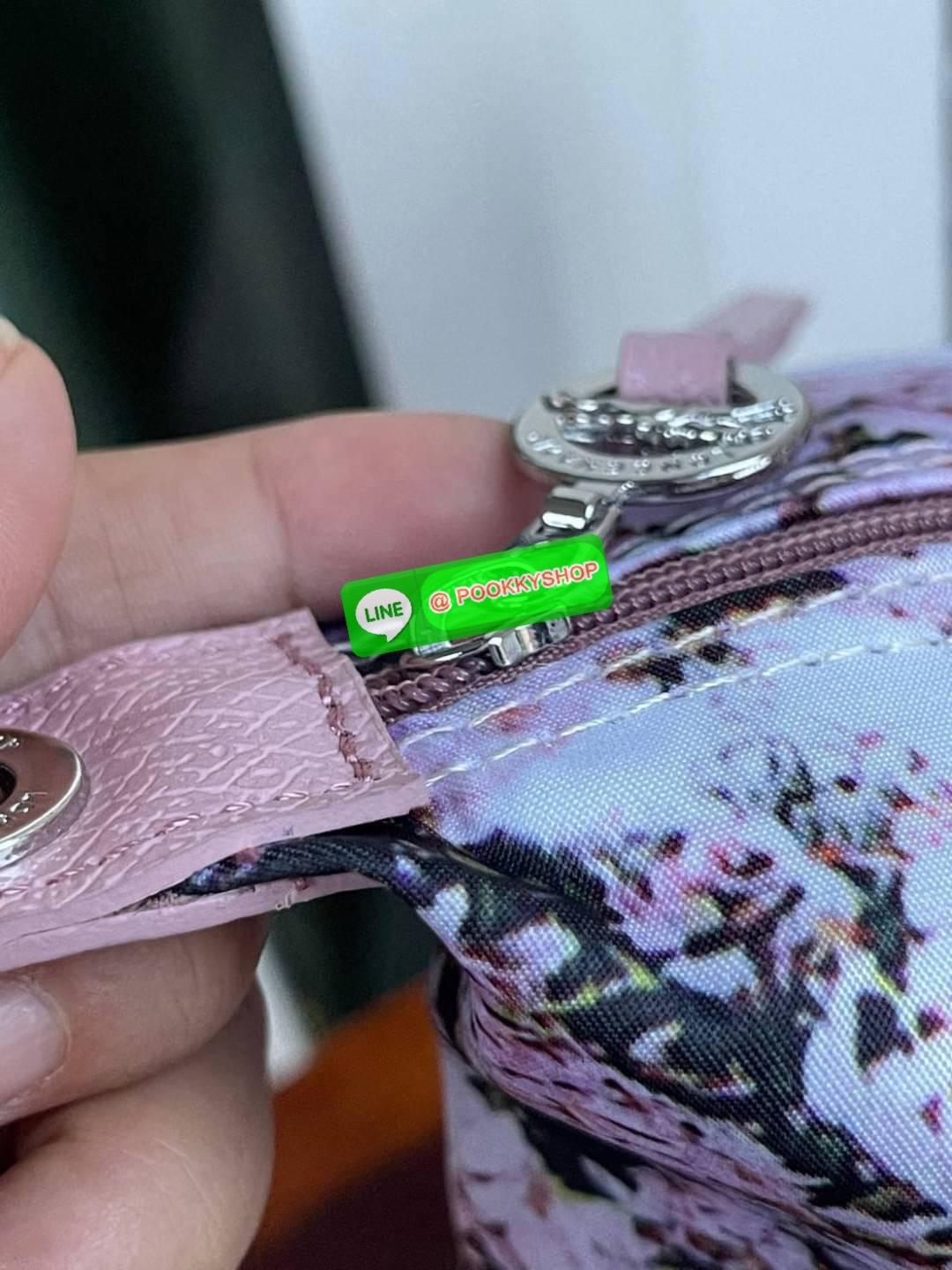 Longchamp LE PLIAGE PRINTEMPS/ÉTÉ 2021 TOP HANDLE BAG พบกับคอลเลคชั่นใหม่ล่าสุด ต้อนรับฤดูใบไม้ผลิ มีดีไซน์ที่เรียบหรูและคลาสสิก แฝงด้วยลูกเล่นแบบเฟมินีน แถมยังมีน้ำหนักเบาอย่างไม่น่าเชื่อ มาพร้อมกับหูจับกระเป๋าคู่และฝาปิดแบบกระดุม กระเป๋าถือใบนี้สามารถใช