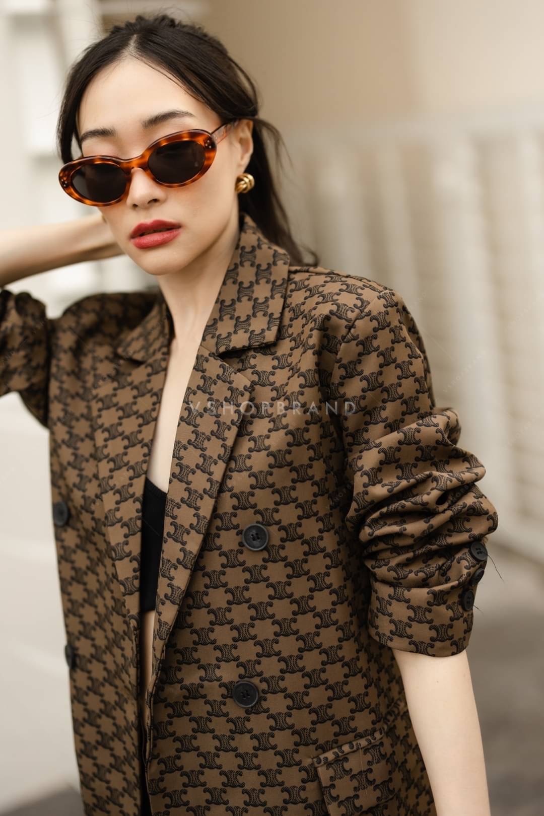 เบลเซอร์สูทสุดชิค ใส่คลุมแมทช์กับอะไรก็ให้ลุคสวย เก๋ เป็นสาวดูมีสไตล์ ด้วยผ้าสูทเนื้อดี รีดอัดกาวขึ้นทรงสวย คัตติ้งเนี้ยบ มีซับใน พิมพ์ลาย สุดปังมากเลยค่ะ งานสวยมากค่ะ