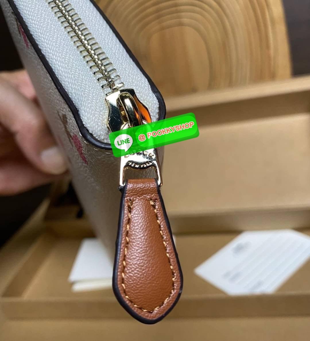 COACH ACCORDION ZIP WALLET IN SIGNATURE CANVAS กระเป๋าสตางค์ใบยาว ซิปรอบ ใช้งานง่าย ด้วยฟังค์ชั้น ด้านใน ใส่บัตรได้จุใจ มีช่องซิปใส่เหรียญตรงกลาง โดนใจหลายๆคนไปเรียบร้อยและคลาสสิค เรียบหรูดูแพงตลอดกาล ยกให้รุ่นนี้เลย