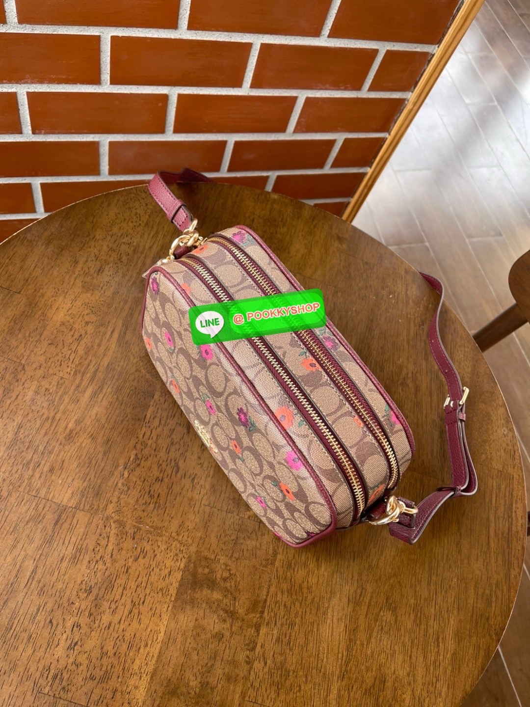 Coach JES CROSSBODY IN SIGNATURE CANVAS (COACH C5800) WHITE FLOWER PRINT /BLACK BROWN MULTI/LIGHT GOLD Product details | Signature coated canvas with smooth leather details| Inside multifunction pocket| Double zip closure, fabric lining| Outside slip pock