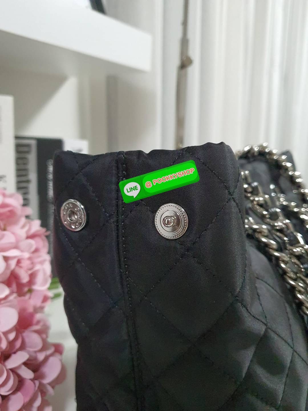 พร้อมส่งค่า New Arrival มาใหม่จากแบรนด์ Prada วัสดุทำจากผ้า Nylon ตามแบบฉบับของแบรนด์ รอบนี้มากับ ทรงHand bag มาพร้อมสายสะพายยาวCrossbody ปรับปากกระเป๋าได้สองแบบ ด้วยกระดุมข้าง คุ้มมากคะ เปิดปิดด้วยกระดุม ภายในบุผ้าลายแบรนด์ มีช่องซิปใส่ของแยก2ช่อง จุของไ