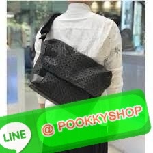 💕Baobao issey miyake Sling shoulder bag ดีไซน์เอกลักษณ์เฉพาะตัว ใส่ของได้เยอะ ช่องกระเป๋าเป็นระเบียบ โดยโดดเด่นด้วยแผ่นรูปสามเหลี่ยมอันเป็นซิกเนเจอร์ในการจัดเรียงสลับกัน รุ่นนี้ยังมีจุดเด่นในเรื่องคุณสมบัติการใช้งาน ภายในมีช่องบุหนาสำหรับใส่โน้ตบุ