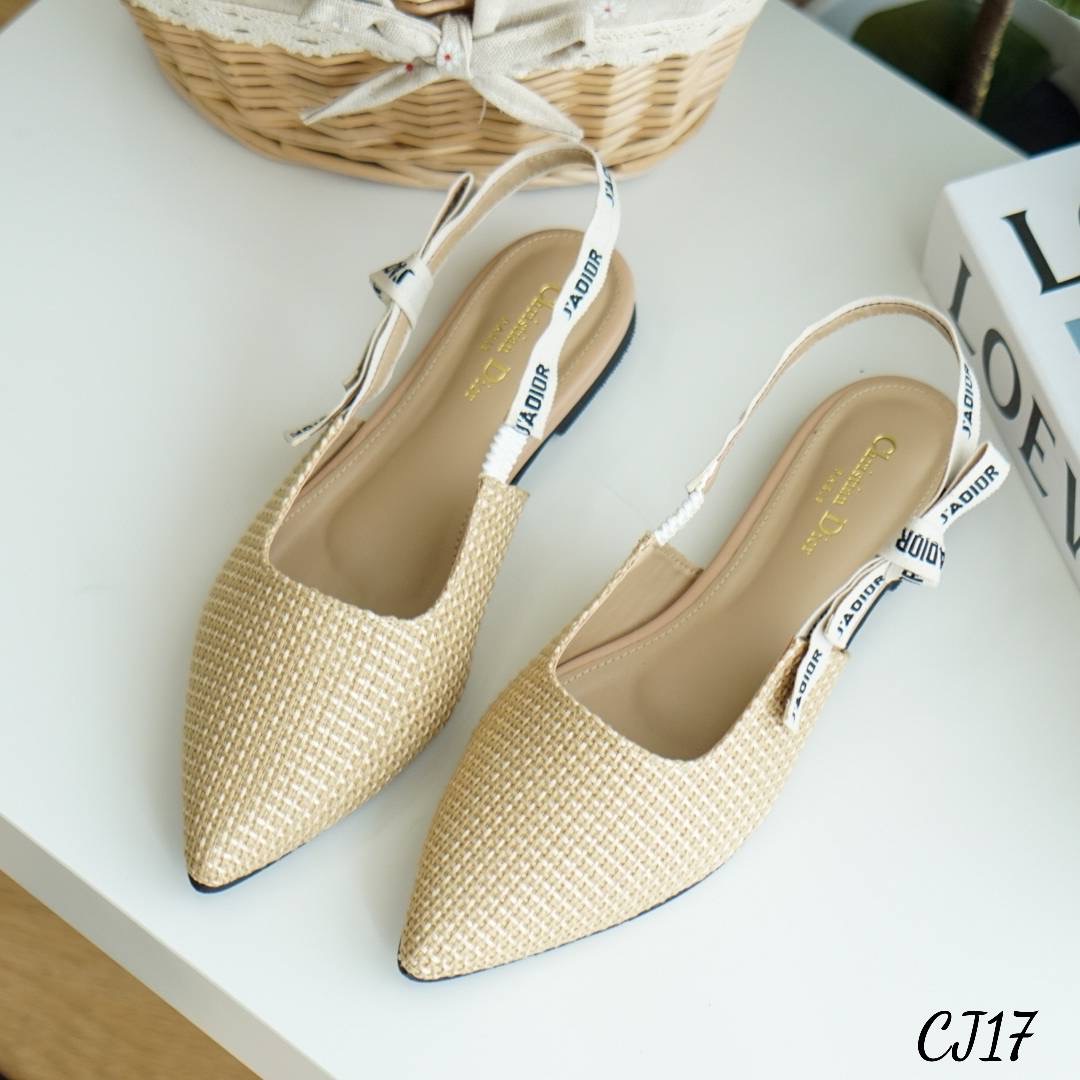 พร้อมส่ง รองเท้า D io r ตัวใหม่ ทรงสวมปิดหัวส้นแบน สายรัดส้นเป็นริบบิ้น งานปักโลโก้ วัสดุทำจากผ้ากระสอบซับหนังนิ่มด้านใน งานสวยมากค่ะ น่ารัก สุดๆ สีสวย พื้นปั้มแบรนด์