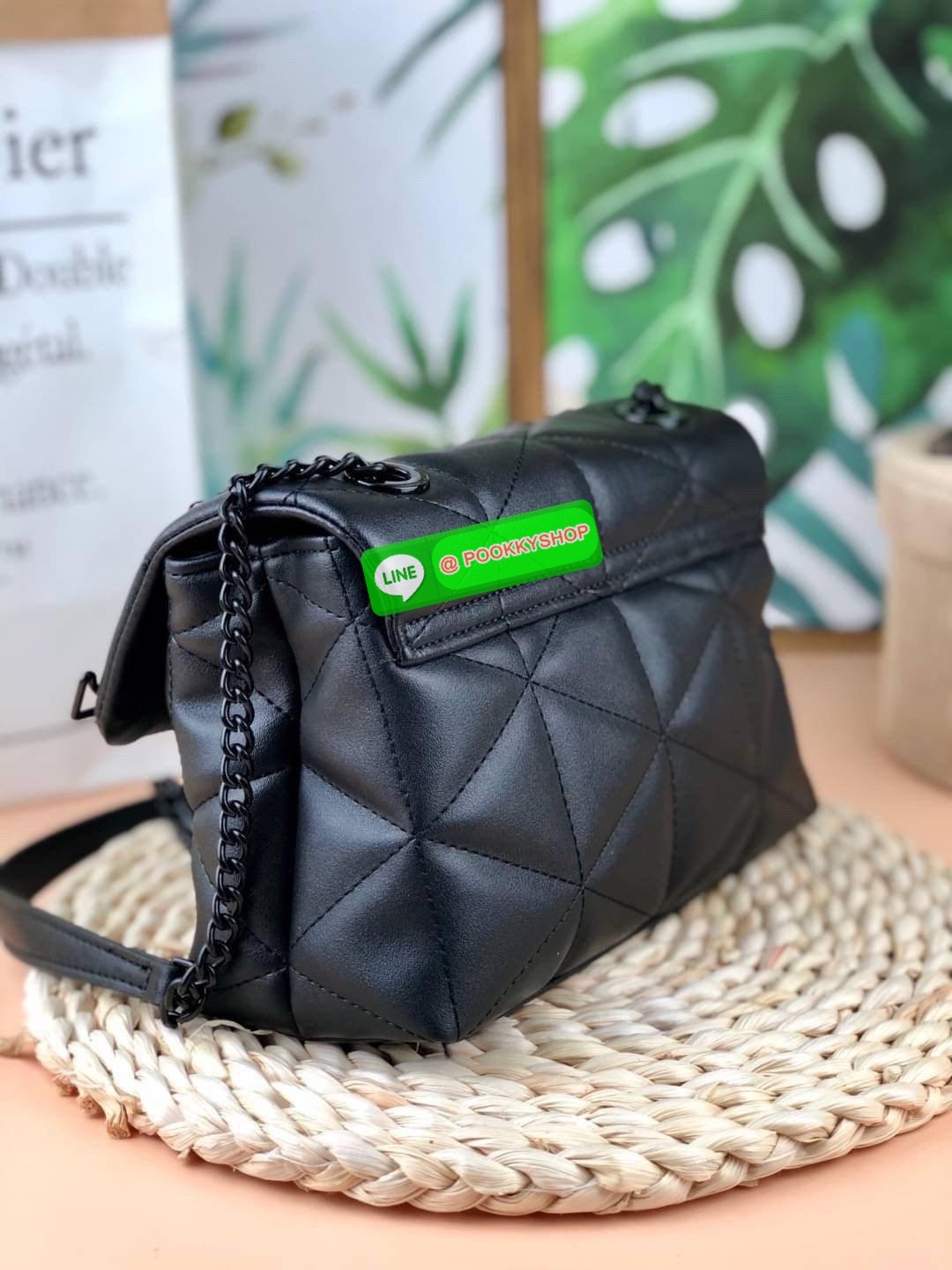 แท้ 💋 Outlet New! LYN TRINITY HANDBAG กระเป๋าสะพายข้าง/ครอสบอดี้ใบสวย วัสดุหนังเดินด้ายลายสามเหลี่ยมทั้งใบ พร้อมพวงกุญแจ(ถอดได้) เปิดปิดแบบกระดุมแม่เหล็ก ด้านในมีช่องซิปเล็ก 1 ช่อง รุ่นนี้สามารถใส่ iPhone plus และกระเป๋าเงินใบกลางได้ค่า สายยาวเป็น
