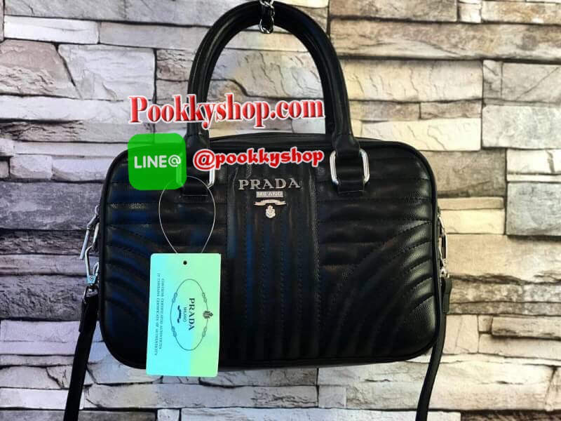 Prada Small Leather Shoulder Bag 💯 กระเป๋าสะพายขนาดกำลังดี สวยหรูอยู่ทรงด้านหน้าประดับโลโก้อะไหล่ มาพร้อมสายสะพายหนัง ภายในมีป้ายหนังโลโก้ ช่องซิปและช่องเล็ก ซับในสกรีนลายตามแบบฉบับของแบรนด์ ใส่มือถือ ipad mini ,iphone8+ กระเป๋าสตางค์ยาว ของจุกจิก